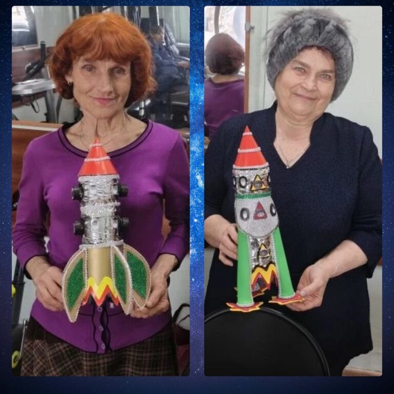 фотоколлаж. получателями услуг изготовили ракеты из фетра и подручных материалов